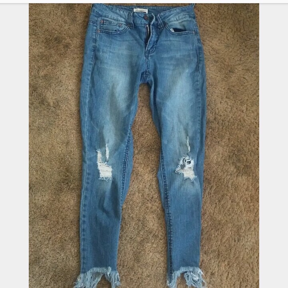 Cute distressed ripped at the knees jeans ✨